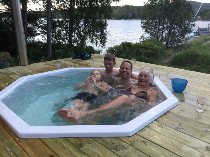 91.Slaktens 70-arspresent till Eva - dvs badpoolen med Jens, Jacob och Samuel.JPG